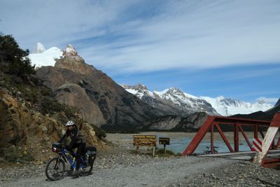 V lednu 2010 jsme měli možnost poznat nádherná místa Patagonie, ta špička vlevo je Fitz Roy (3405 m)
