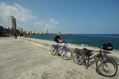 Na Kubu jsme vzali odložená kola našich sourozenců, abychom je tam každý po skončení cesty vyměnili za krabici kvalitních doutníků (Havana r.2008)