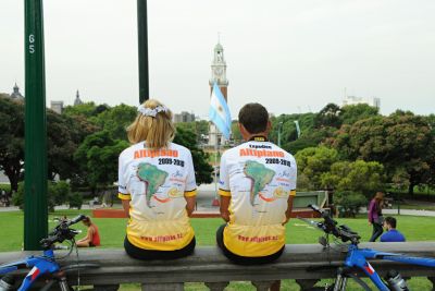 Když do chomoutu, tak stylově - v cyklistickém dresu. 12.3.2010 jsme se vzali v argentinském Bueno Aires během cesty