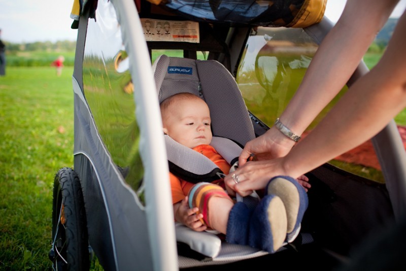 BURLEY Baby Snuggler - sedačka pro batolata