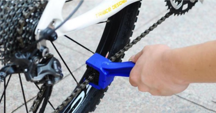 Kartáč na čištění řetězu a pastorků černá