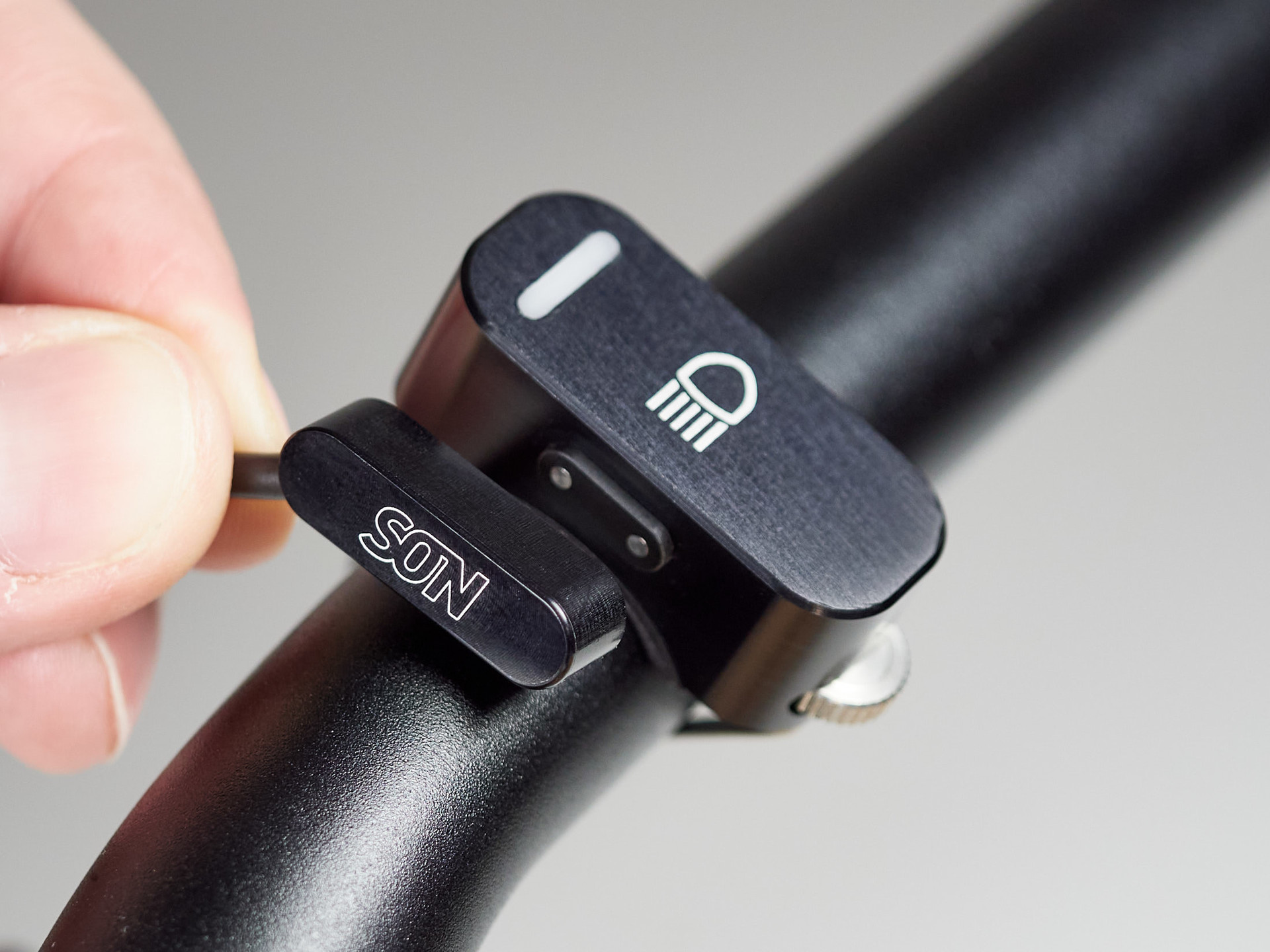 SON Ladelux - silné přední světlo s nabíjením