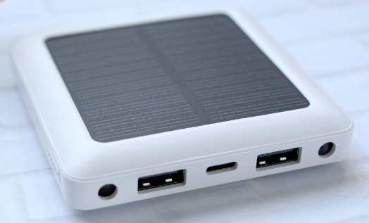 Lehká solární powerbanka 5000 mAh
