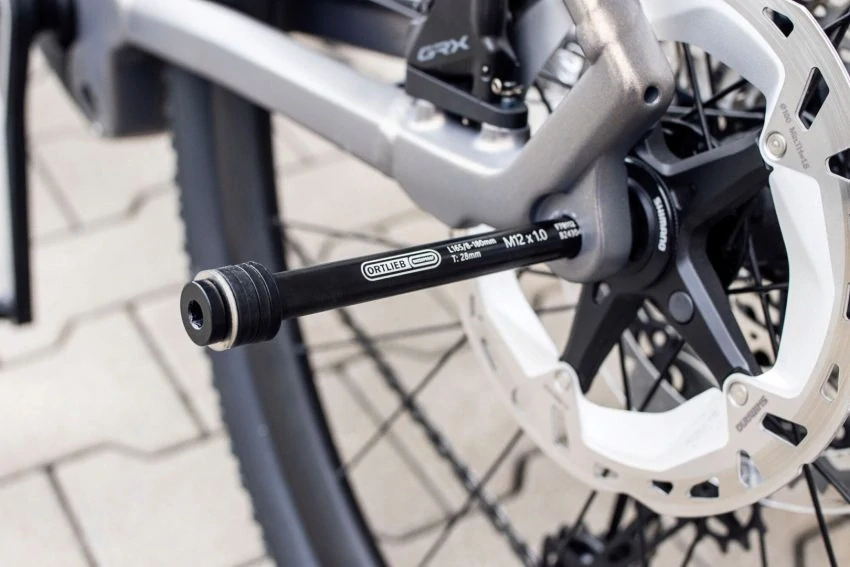 ORTLIEB Thru Axle M6-Connector - pevná osa pro připojení nosiče