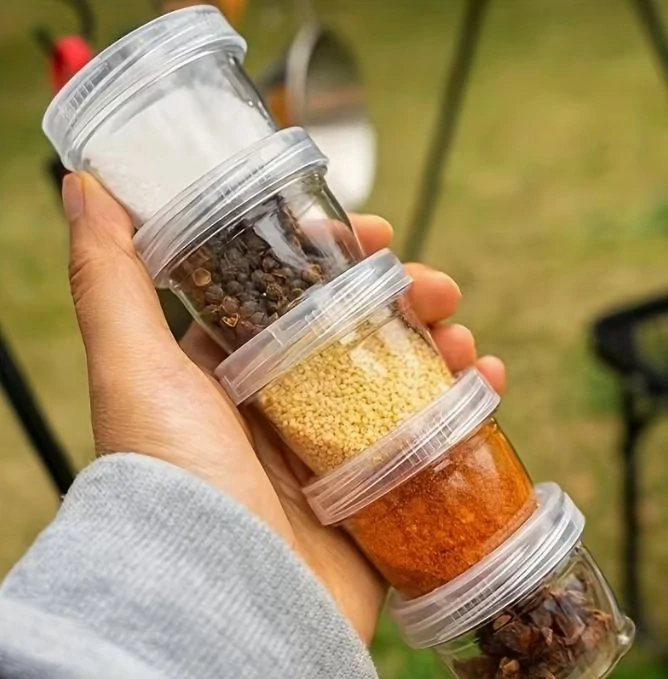 Cestovní sada spojených nádobek na koření