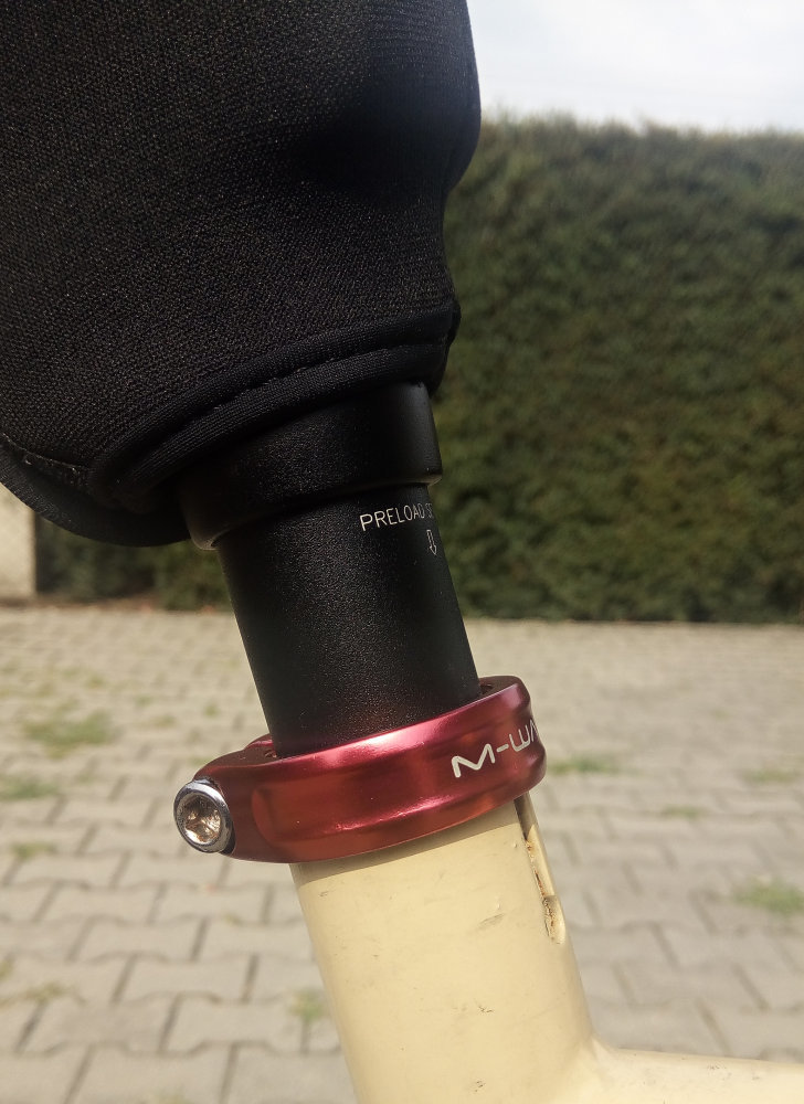 M-Wave - objímka sedlovky červená