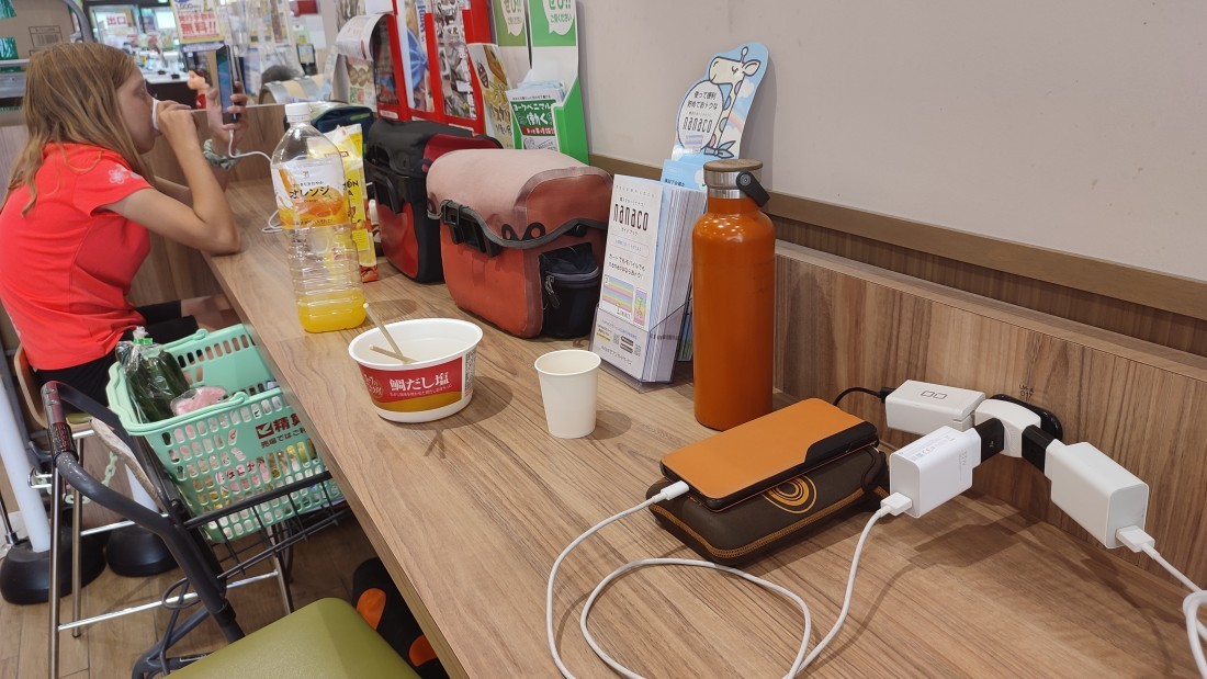 Malá cestovní zásuvková roztrojka US