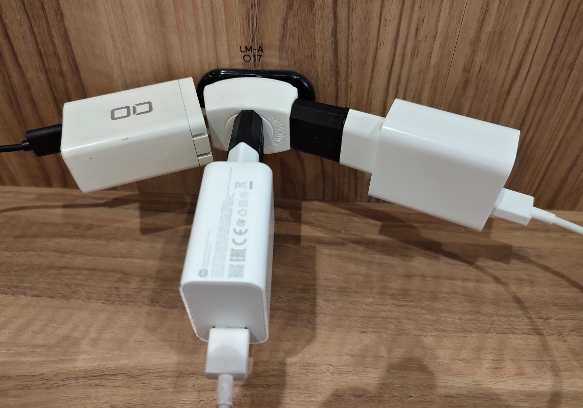 Malá cestovní zásuvková roztrojka US