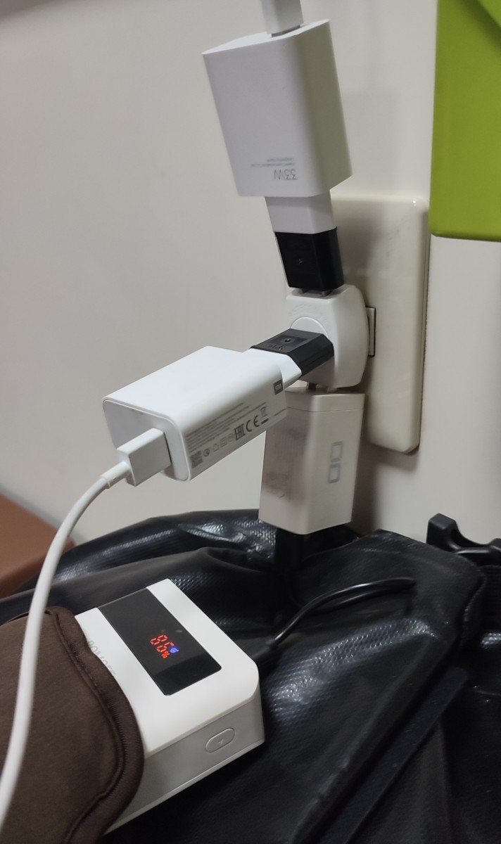 Malá cestovní zásuvková roztrojka US