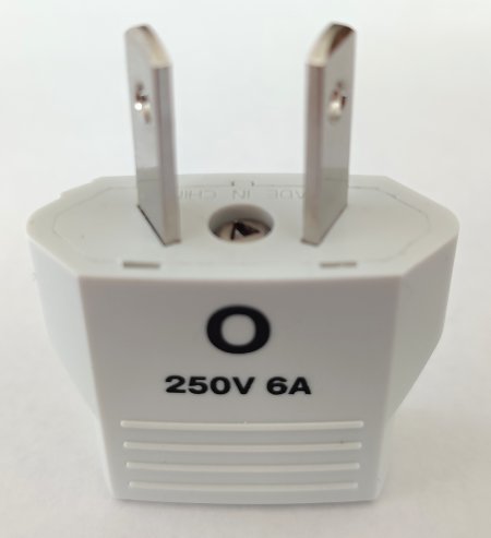 Zásuvkový adaptér do jiných zemí