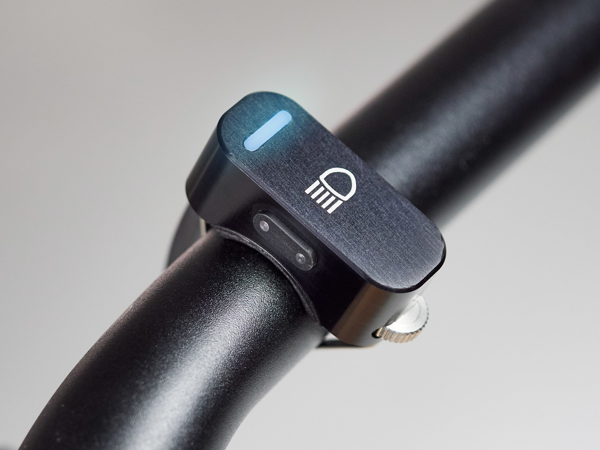 SON Ladelux - silné přední světlo s nabíjením