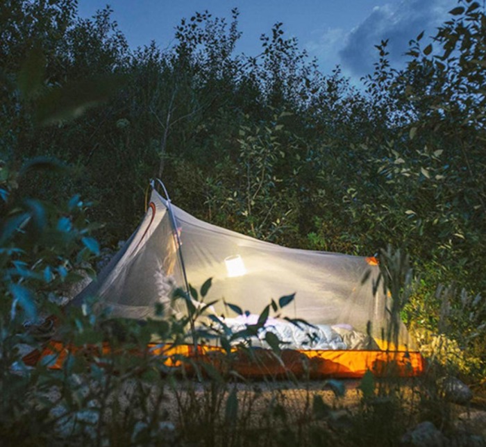 Lehká solární lampa na cesty