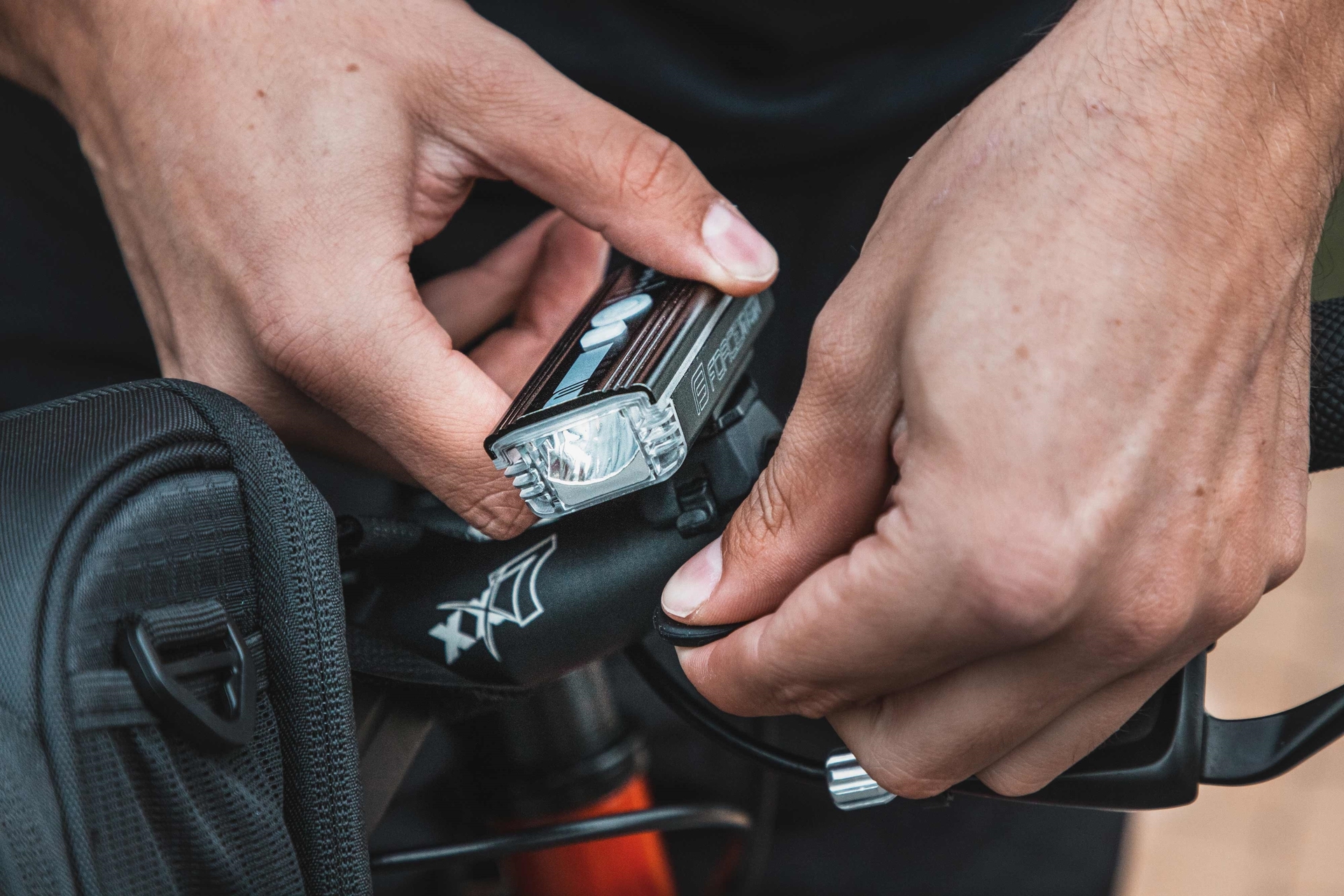 FORCE Alert - přední USB světlo 350LM s klaksonem