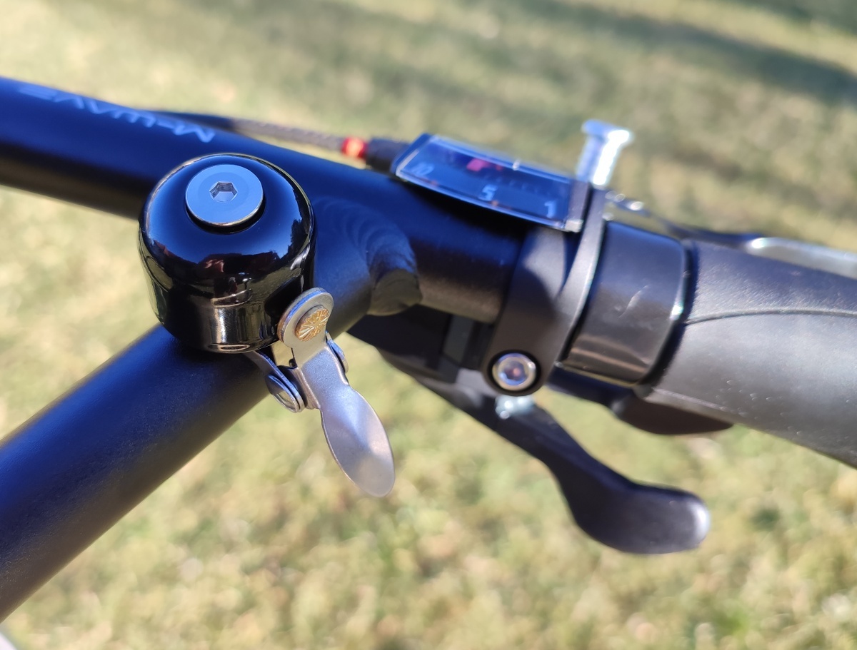 Elegantní celokovový zvonek na řídítka