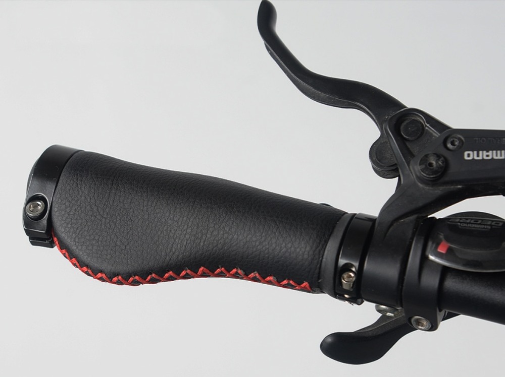 Černé kožené tvarované gripy s červeným šitím