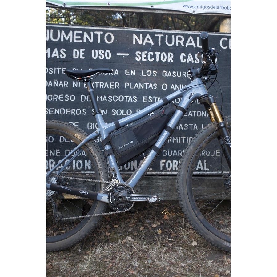 BLACKBURN Outpost Frame Bag - rámová brašna se zvětšitelným objemem