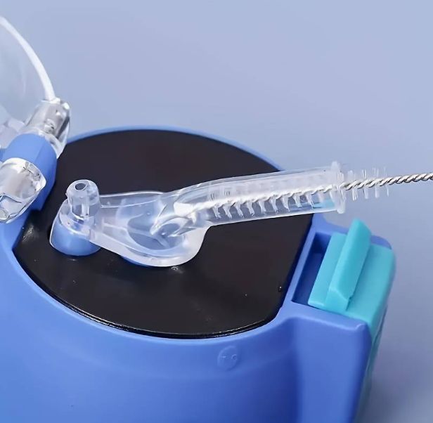 Čistící kartáček na brčka a speciální uzávěry lahví