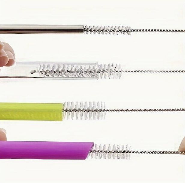 Čistící kartáček na brčka a speciální uzávěry lahví