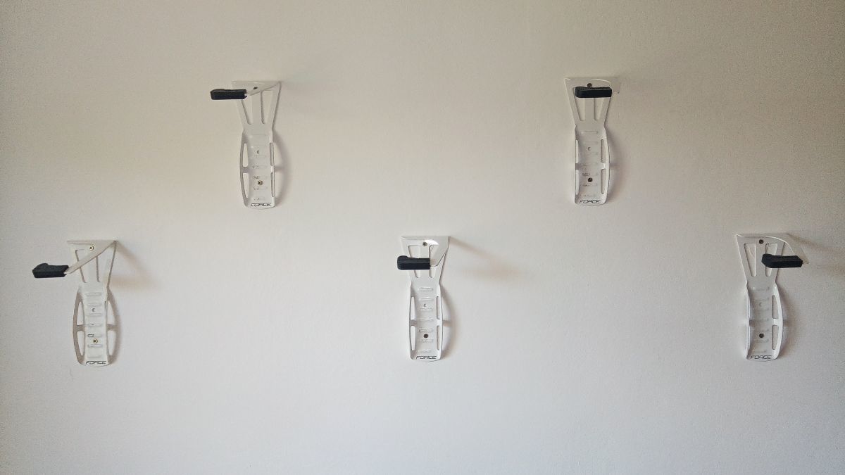 FORCE - držák kola na zeď za přední kolo - bílý